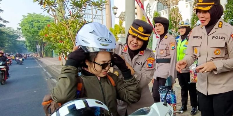 Peduli Keselamatan Lalu lintas, Polwan Polda Jatim Gaturlalin dan Berbagi Helm Gratis