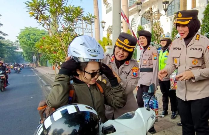Peduli Keselamatan Lalu lintas, Polwan Polda Jatim Gaturlalin dan Berbagi Helm Gratis