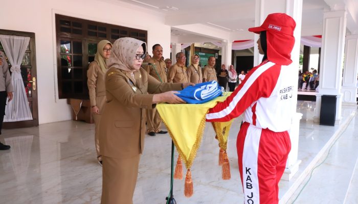 Bupati Mundjidah Wahab Serahkan Bendera Latihan Kepada Capaska Kabupaten Jombang 2023