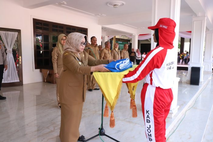 Bupati Mundjidah Wahab Serahkan Bendera Latihan Kepada Capaska Kabupaten Jombang 2023