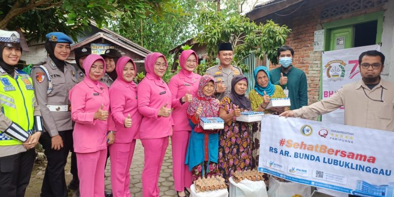 AKBP Indra Arya Yudha Bersama Ibu Bhayangkari Dan RS AR Bunda Bagikan Sembako Ke Warga