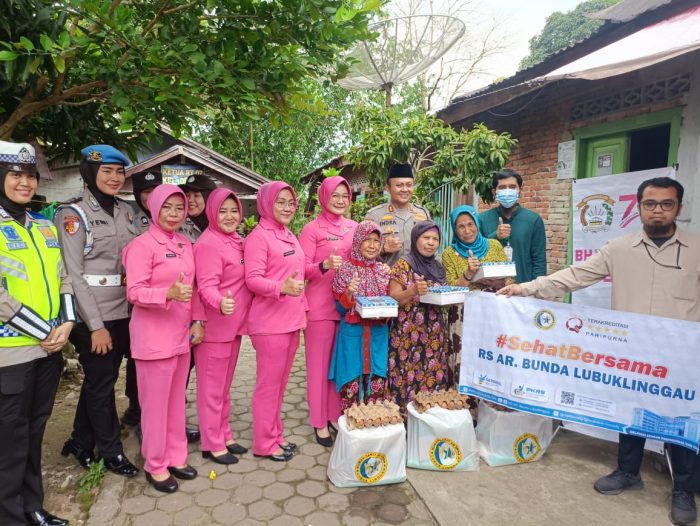 AKBP Indra Arya Yudha Bersama Ibu Bhayangkari Dan RS AR Bunda Bagikan Sembako Ke Warga