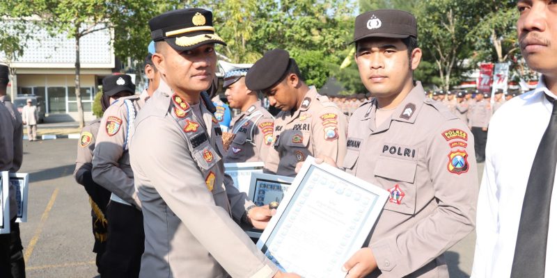 Dapat Penghargaan Dari Kapolri AKBP Siswantoro Berikan Reward Kepada 13 Operator QWP Polres Sampang