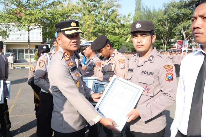 Dapat Penghargaan Dari Kapolri AKBP Siswantoro Berikan Reward Kepada 13 Operator QWP Polres Sampang