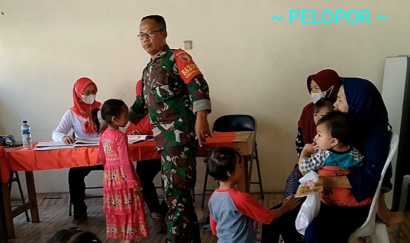Babinsa Koramil 0831/05 Rungkut – Surabaya Melakukan Pendampingan Posyandu.