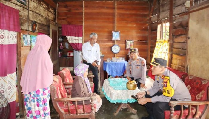 Cek Lokasi Longsor, Kapolres Padangsidimpuan Berikan Paket Bantuan kepada Warga