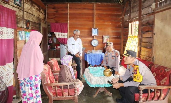 Cek Lokasi Longsor, Kapolres Padangsidimpuan Berikan Paket Bantuan kepada Warga