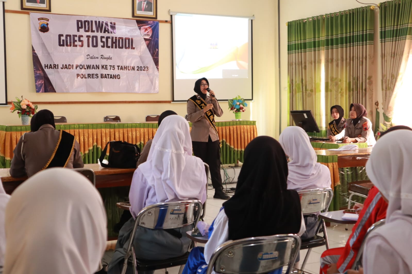 Mengatasi Vandalisme: Polwan Polres Batang Gelar Polwan Goes to School