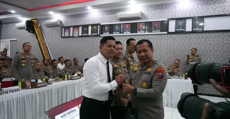 Kunjungi Polres Bojonegoro, Kapolda Jatim Berikan Penghargaan