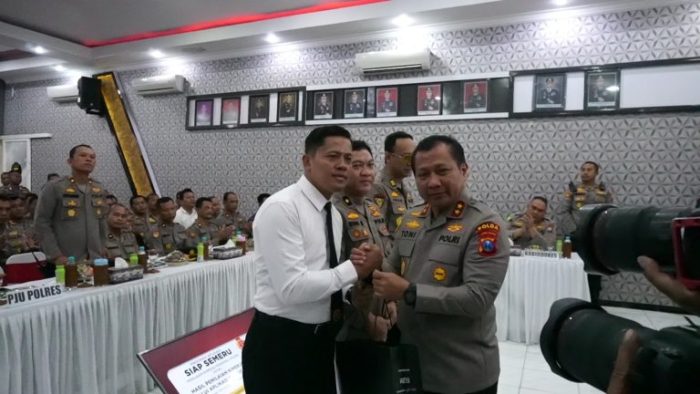 Kunjungi Polres Bojonegoro, Kapolda Jatim Berikan Penghargaan