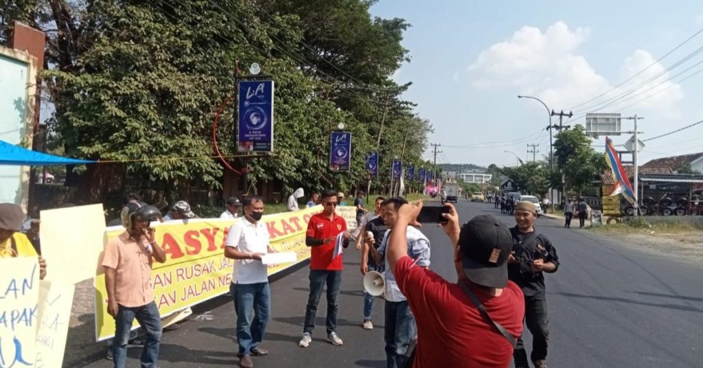 Masyarakat Oku Mengelar Aksi Damai Di Simpang Unbara Beberapa hari belakangan ini