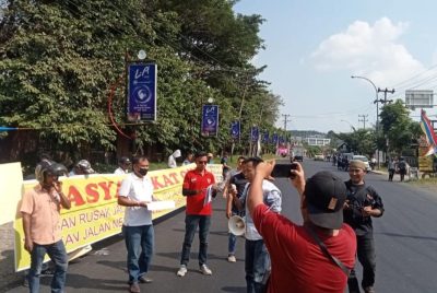 Masyarakat Oku Mengelar Aksi Damai Di Simpang Unbara Beberapa hari belakangan ini