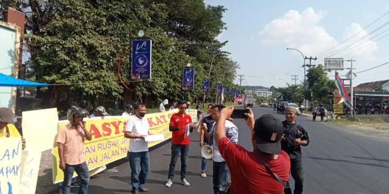 Masyarakat Oku Mengelar Aksi Damai Di Simpang Unbara Beberapa hari belakangan ini