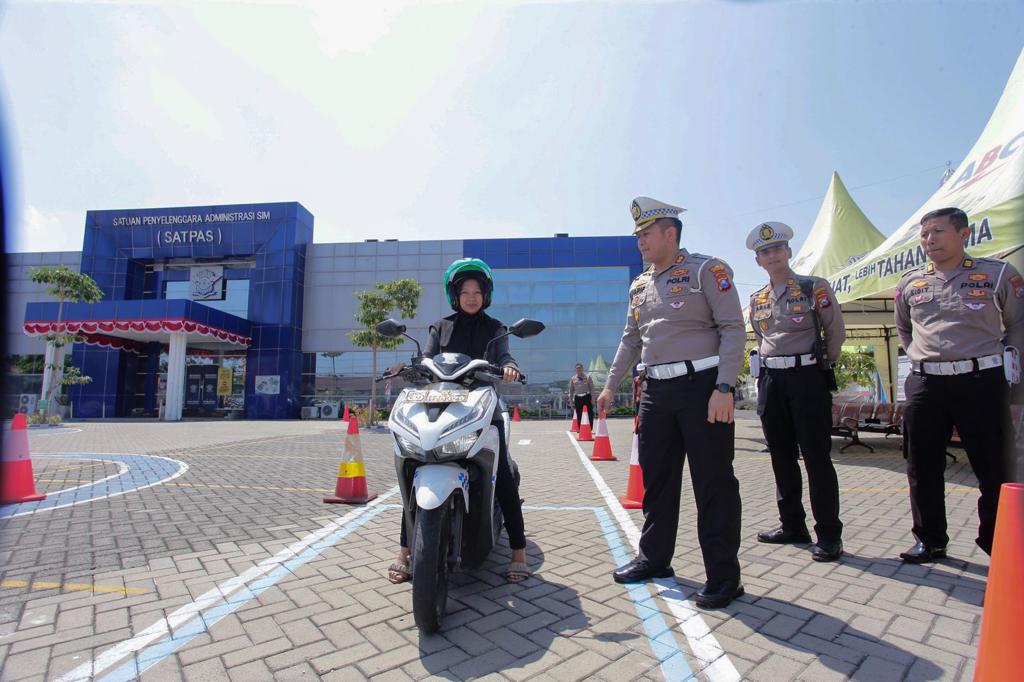 Polrestabes Surabaya Wujudkan SIM Cak Bhabin Dengan Mengubah Lintasan Angka 8, Layanan Cepat Dekat dan Bersahabat