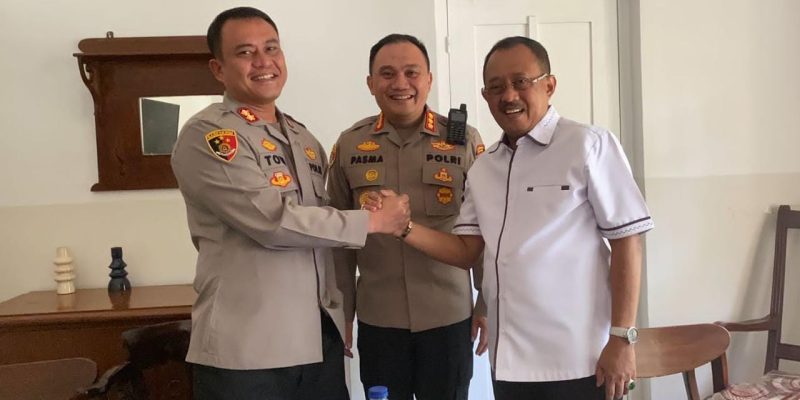 Kabag Ops Polrestabes Surabaya dan Wawali Armudji Saling Berjabat Tangan Dan Akhiri Kesalahpahaman Dengan Saling Lempar Senyuman