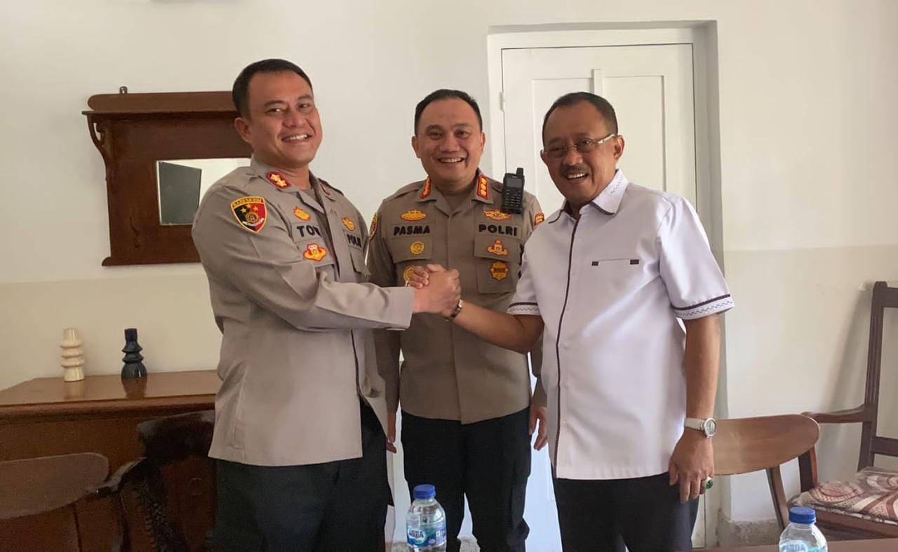 Kabag Ops Polrestabes Surabaya dan Wawali Armudji Saling Berjabat Tangan Dan Akhiri Kesalahpahaman Dengan Saling Lempar Senyuman