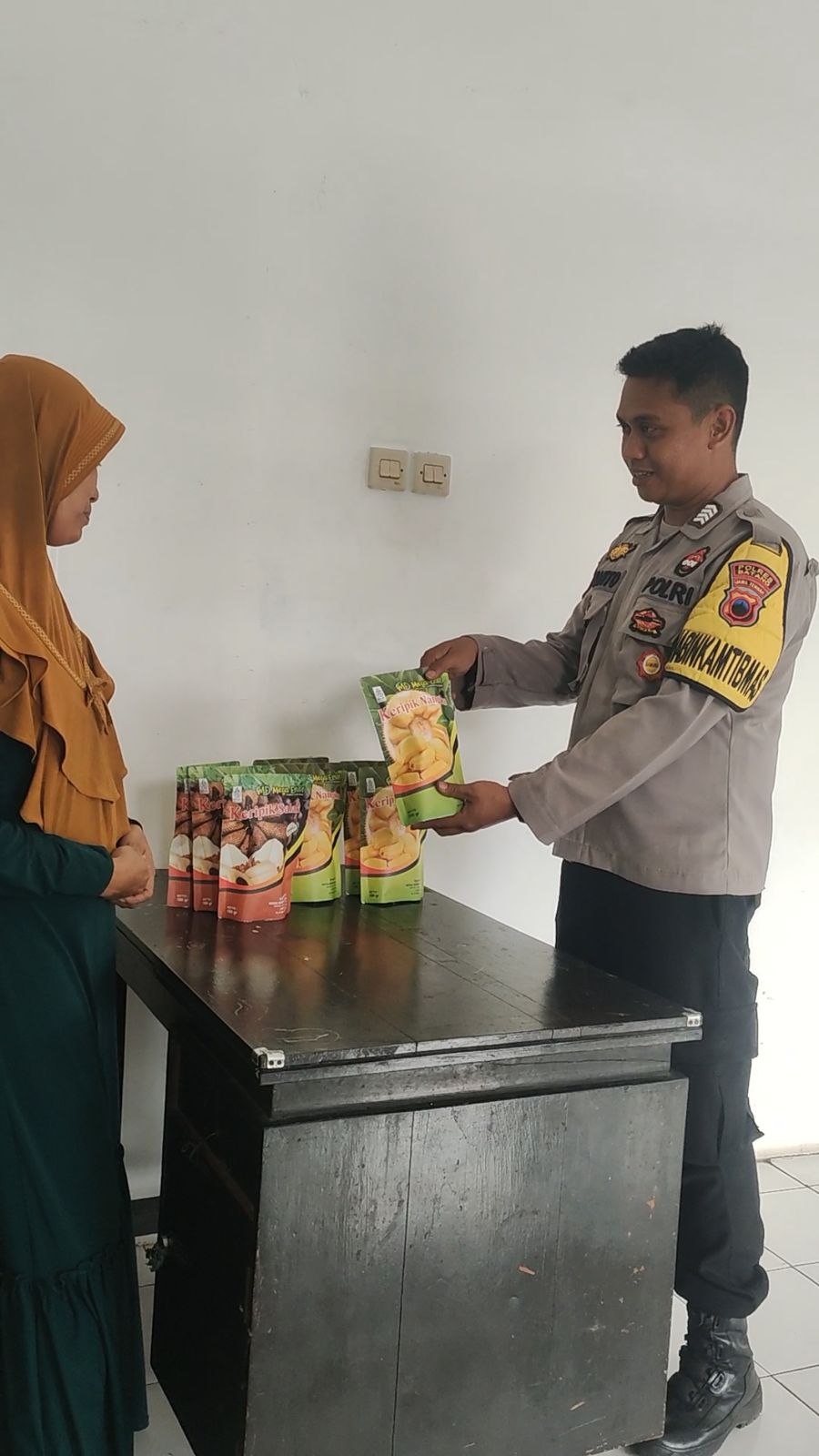 Bripka Dwi Anto, Polisi Kreatif yang Membangun Ekonomi Lewat Olahan Keripik Buah