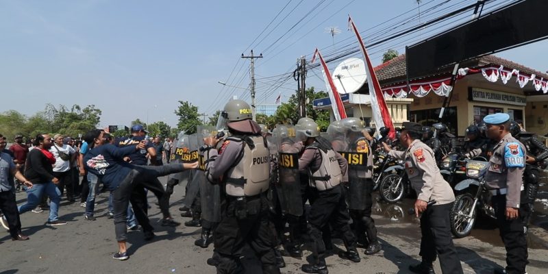 Aksi Damai Berujung Ricuh, Depan Mapolres Pekalongan Kota Mencekam
