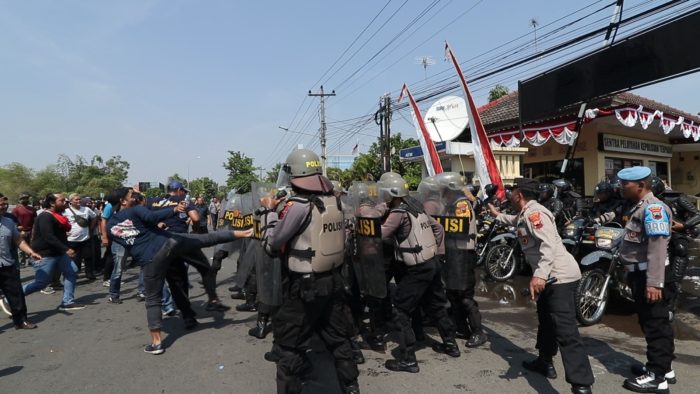 Aksi Damai Berujung Ricuh, Depan Mapolres Pekalongan Kota Mencekam