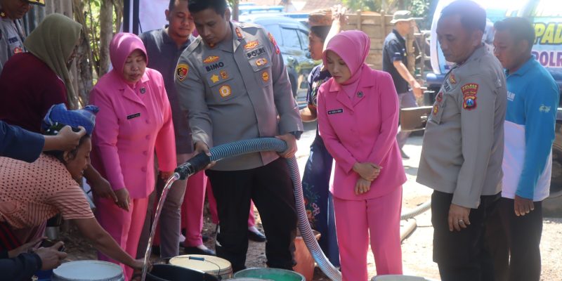 Polres Bondowoso Salurkan Bantuan Sembako dan Air Bersih Untuk Warga Tegalampel