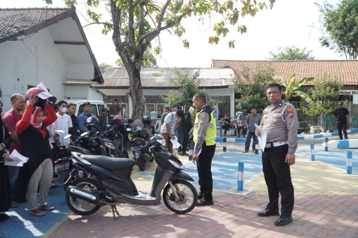 Satlantas Gresik Mempermudah Sepasang Ibu Dan Anak Dalam Membuat SIM C Di Satpas Gresik