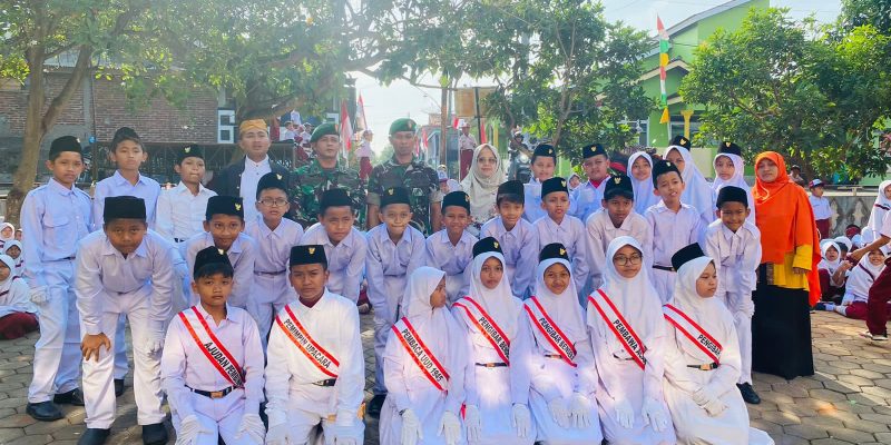 Kehadiran TNI Membuat Upacara Siswa SDIT Semakin Sakral
