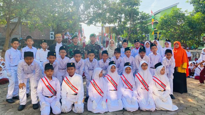 Kehadiran TNI Membuat Upacara Siswa SDIT Semakin Sakral