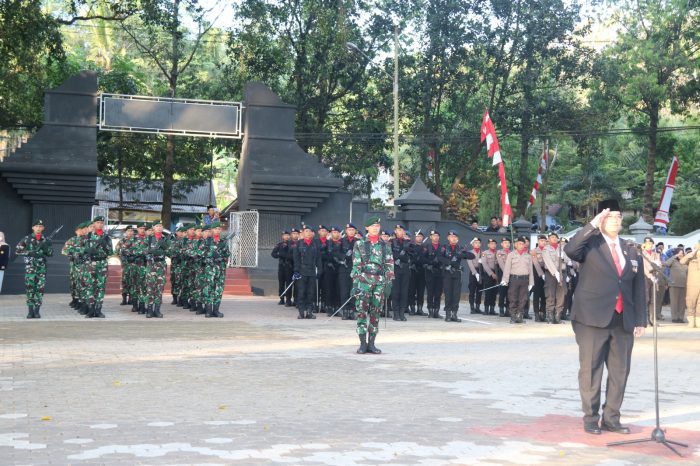 Ziarah Yonif Raider 514/SY Di Taman Makam Pahlawan