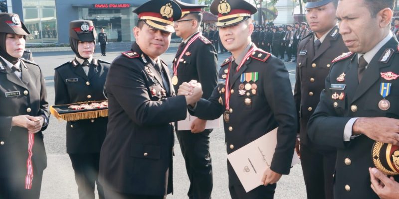 Polrestabes Surabaya Gelar Upacara HUT RI ke-78 dengan Khidmat Serta Beri Penghargaan Kepada Polri Yang Berprestasi
