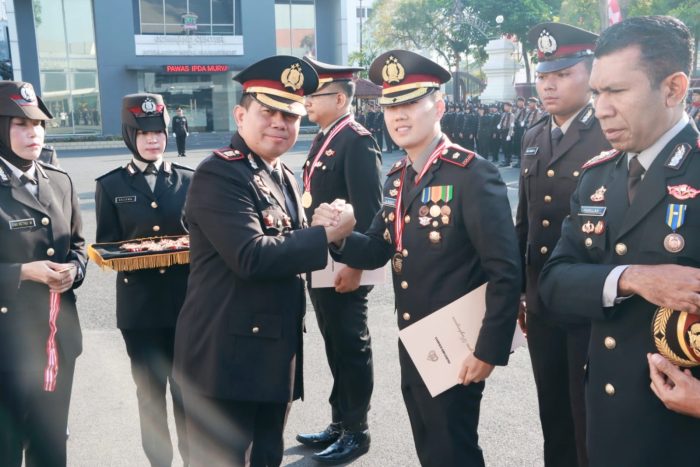 Polrestabes Surabaya Gelar Upacara HUT RI ke-78 dengan Khidmat Serta Beri Penghargaan Kepada Polri Yang Berprestasi