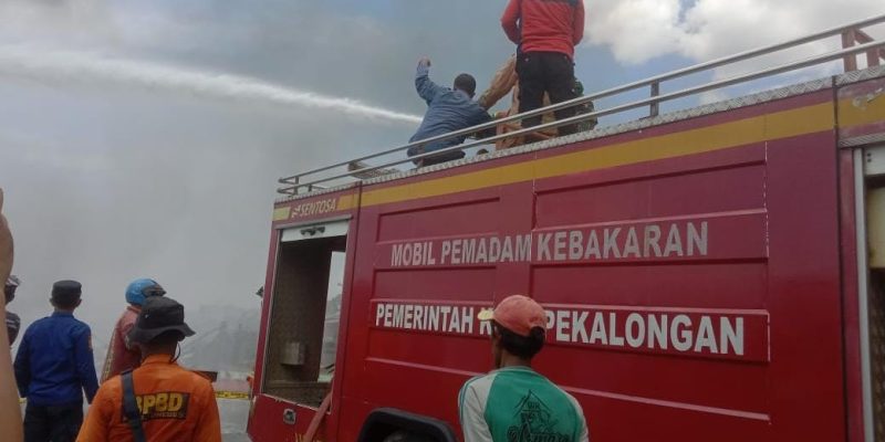 Bantu Padamkan Kebakaran Puluhan Kapal Di Tegal, Kota Pekalongan Terjunkan Tim Damkar