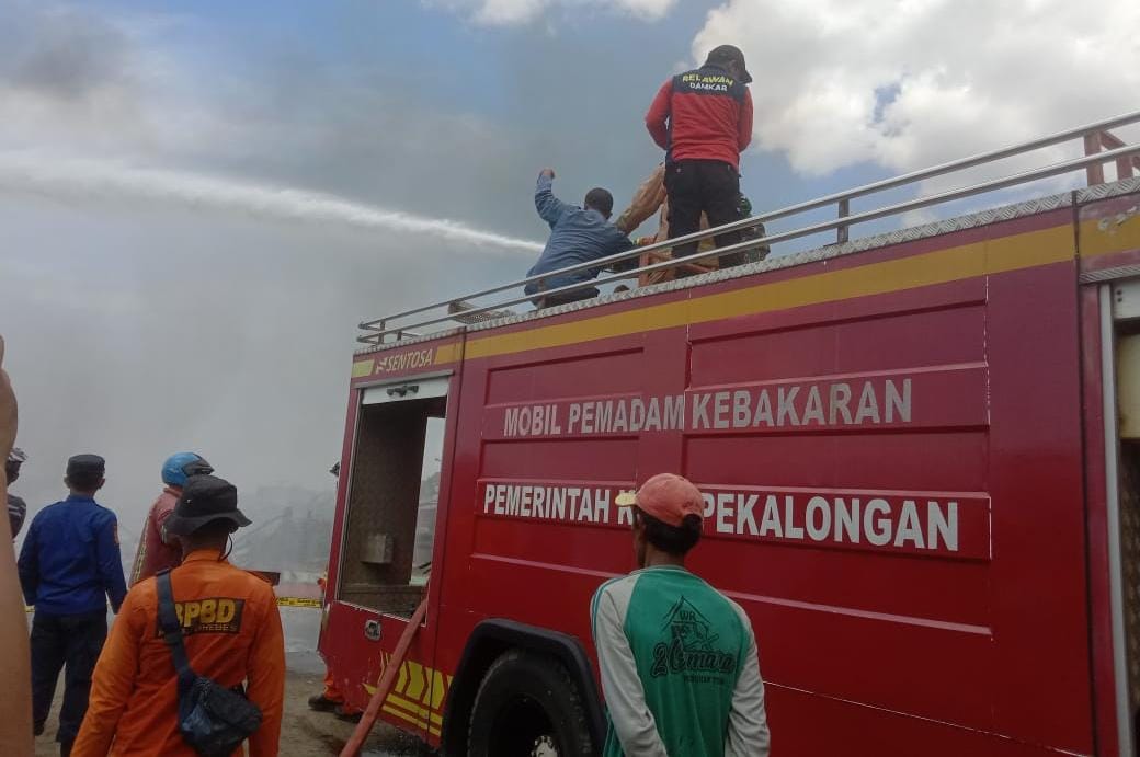 Bantu Padamkan Kebakaran Puluhan Kapal Di Tegal, Kota Pekalongan Terjunkan Tim Damkar