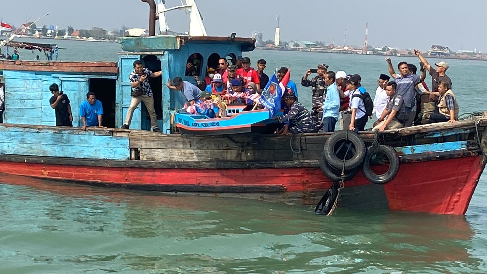 Para Nelayan di Kota Pekalongan Nyadran Larung Kepala Sapi
