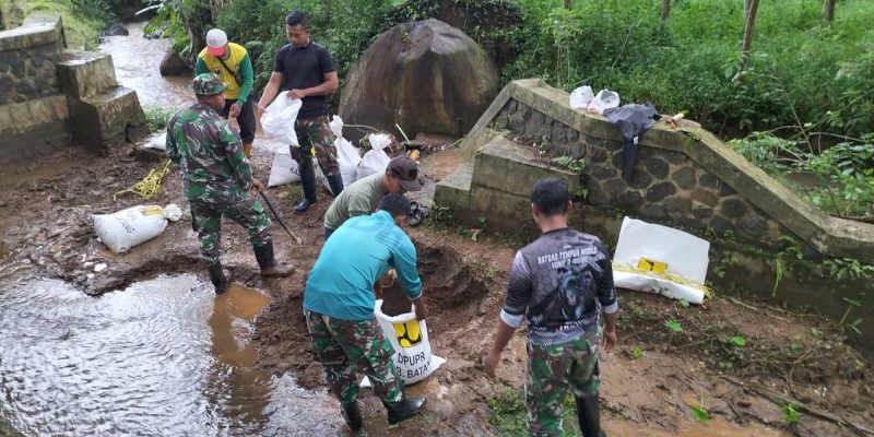 Kemarau Panjang Kodim Batang Kerahkan Babinsa Perlancar Saluran Air Pertanian