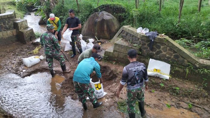 Kemarau Panjang Kodim Batang Kerahkan Babinsa Perlancar Saluran Air Pertanian