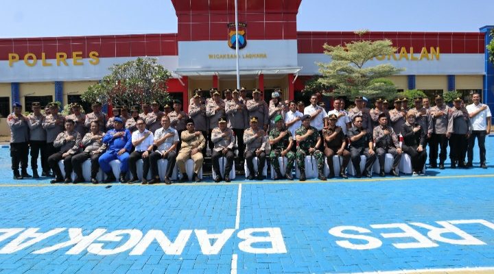 Wow !!! Anggota Polres Bangkalan Menerima Penghargaan Dari Kapolda Jatim