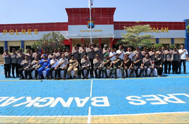 Wow !!! Anggota Polres Bangkalan Menerima Penghargaan Dari Kapolda Jatim