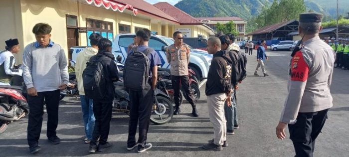 Wakapolres Bener Meriah Berikan Arahan Dan Bimbingan Kepada Pelajar Tentang Kepatuhan Berlalu Lintas