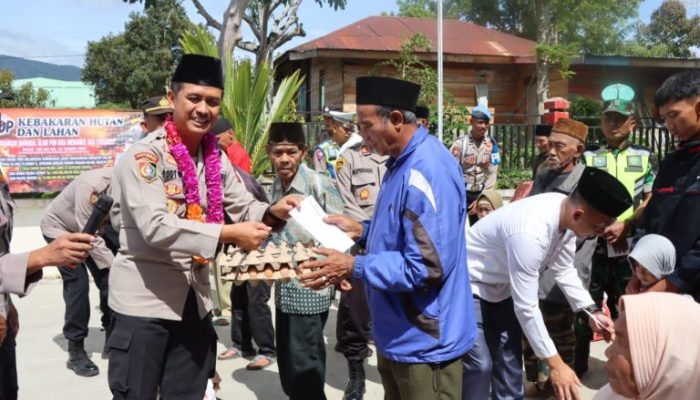Jum’at Curhat, Di Bukit Kemuning Kapolres Tampung Aspirasi Dan Berikan Paket Sembako Pada Warga Kurang Mampu