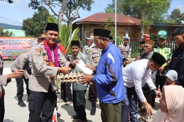 Jum’at Curhat, Di Bukit Kemuning Kapolres Tampung Aspirasi Dan Berikan Paket Sembako Pada Warga Kurang Mampu