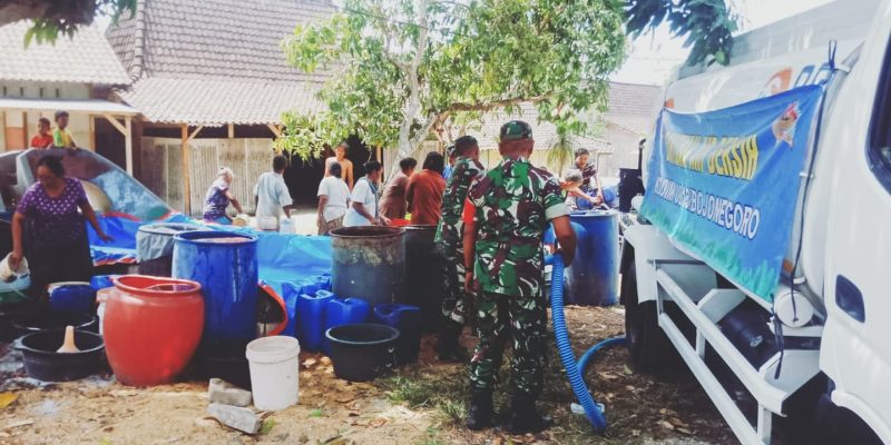 Terus Bergerak, Kodim Bojonegoro Dropping Air Bersih untuk Warga di Tiga Dusun