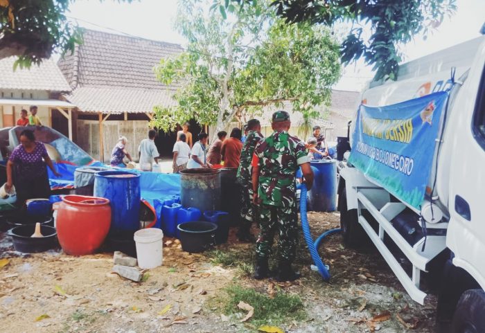 Terus Bergerak, Kodim Bojonegoro Dropping Air Bersih untuk Warga di Tiga Dusun