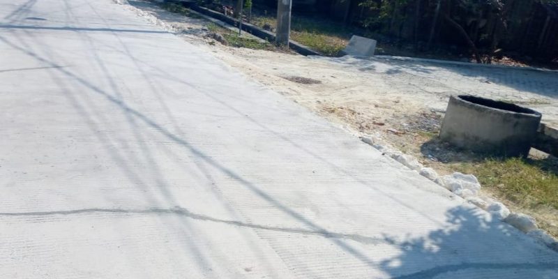 Baru Selesai Dikerjakan, Proyek Rabat Beton Jalan Poros Dusun di Desa Sumengko Sudah Retak