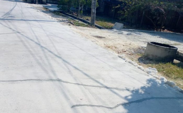 Baru Selesai Dikerjakan, Proyek Rabat Beton Jalan Poros Dusun di Desa Sumengko Sudah Retak