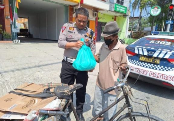 Bentuk Syukur & Kepedulian Kepada Warga Masyarakat, Sat Lantas Polres Rembang Bagikan Sembako Bagi Yang Membutuhkan.