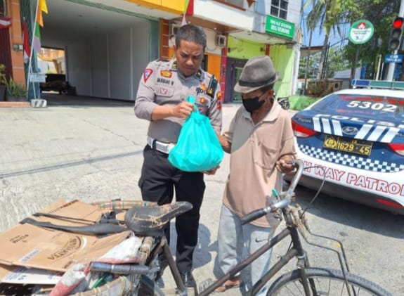 Bentuk Syukur & Kepedulian Kepada Warga Masyarakat, Sat Lantas Polres Rembang Bagikan Sembako Bagi Yang Membutuhkan.