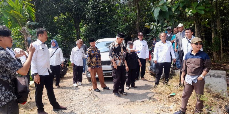 Kunjungan Komisi III ( tiga) Dewan Pimpinan Rakyat Daerah,( DPRD ) Kabupaten Pyrwakarta Meninjau Jalan Desa Salam Jaya.