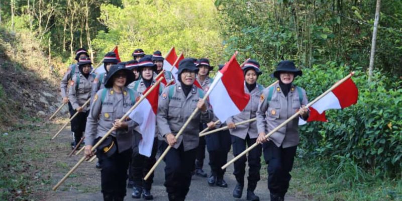 Kibarkan Merah Putih di Puncak Gunung Limo, Polwan Polres Pacitan Peringati Hari Jadi ke-75.
