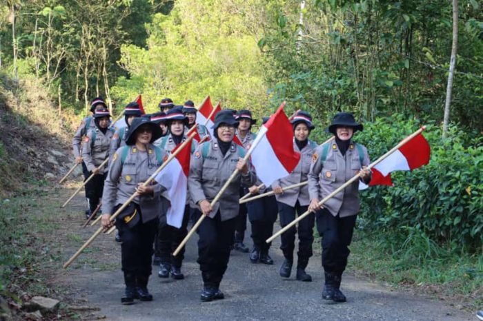 Kibarkan Merah Putih di Puncak Gunung Limo, Polwan Polres Pacitan Peringati Hari Jadi ke-75.