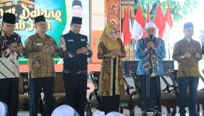 Bupati Ikfina Sambut Kepulangan Jamaah Haji Di Bumi Majapahit